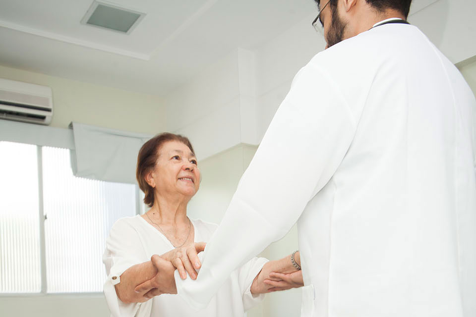 Fisioterapeuta da Constat atendendo uma paciente